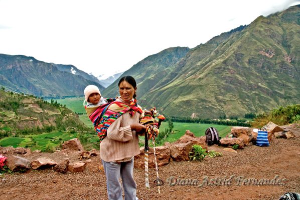 Peru-Andean-Mother-and-Child,-Sacred-Valley